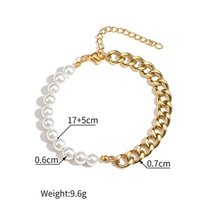 Bracelet en maille plate dorée et perles avec chaîne d'extension sur fond blanc