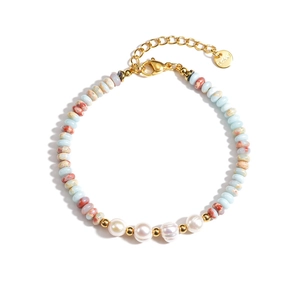 Beaded bracelet with light blue natural stones, pearls and gold stainless steel chain