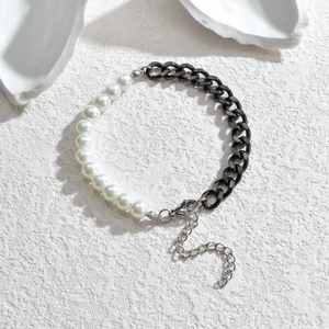 Bracelet minimaliste perles et chaîne noire avec fermoir argenté ajustable sur fond pierre
