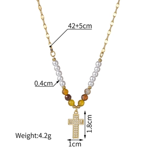 Détail du pendentif croix dorée avec perles et dimensions précises du produit