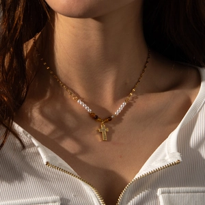 Collier minimaliste en perles dorées avec perles blanches et pendentif croix en cristal