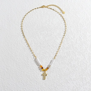 Chic collier en acier inoxydable doré avec pendentif croix et perles élégantes
