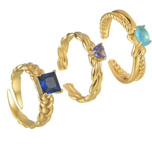 Tre anelli a treccia dorati con pietre preziose blu quadrate, cuore viola e ovale blu