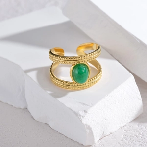 Anello dorato minimalista a doppio strato con pietra ovale verde e bordi perlati
