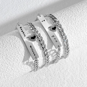 Personalisierte Pärchen-Armbänder aus Edelstahl mit Herzanhänger und Namensgravur