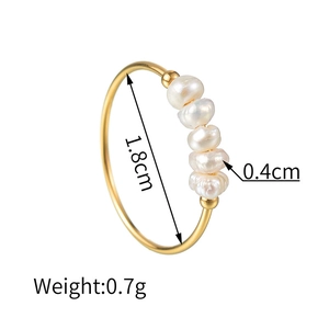 Bague ouverte dorée minimaliste avec cinq perles baroques et diamètre de 1,8 cm