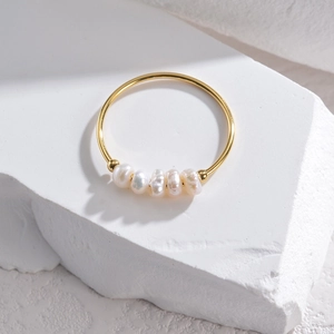 Bague ouverte en acier inoxydable doré avec cinq perles de baroque naturelles sur pierre
