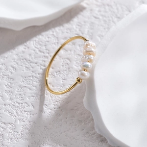 Bague en acier inoxydable doré avec perles baroques et anneau géométrique au design raffiné