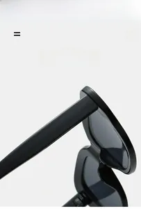 Vue détaillée des charnières métalliques et des branches de ces lunettes de soleil noires