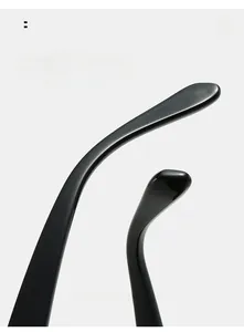 Vue détaillée des branches courbées ergonomiques avec une finition noire polie et brillante