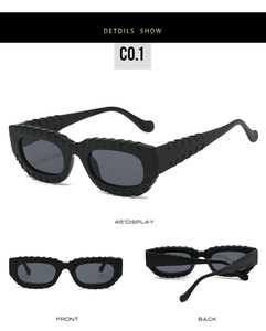 Vues détaillées de lunettes de soleil carrées avec texture tressée sur monture noire