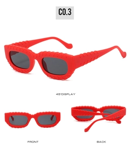 Vues détaillées des lunettes de soleil carrées rouges avec monture texturée et verres gris