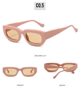 Vue sous trois angles de lunettes de soleil carrées roses mates avec verres jaunes et relief