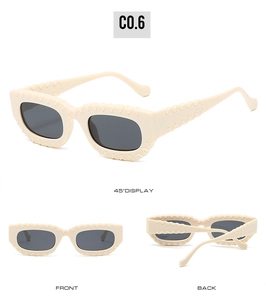 Vues détaillées des lunettes de soleil carrées beige avec monture texturée et verres gris