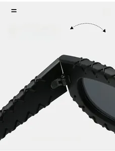Gros plan sur les charnières texturées et le motif tressé de la monture de lunettes noires