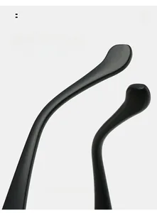 Détail des branches de lunettes noires mates avec design incurvé pour un confort accru
