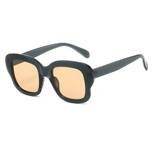 Lunettes de soleil carrées oversize tendance avec monture gris foncé et verres orange