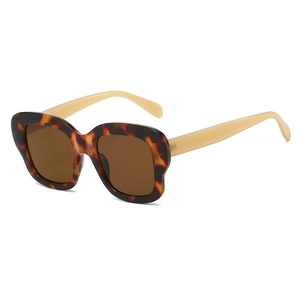 Lunettes de soleil papillon tendance avec motif écaille et branches beige clair