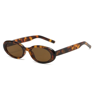 Vintage oval sunglasses with tortoiseshell frames and brown lenses for women in 90s retro style