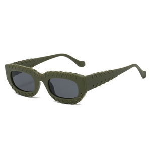 Lunettes de soleil carrées vert olive avec monture texturée tressée et verres gris foncé
