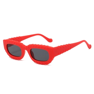 Lunettes de soleil rouges modernes avec monture épaisse texturée et verres foncés