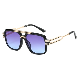 Fashionable oversized square pilot sunglasses with gradient purple lenses and black-gold frame