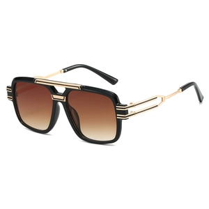 Fashion square oversized sunglasses with black frame and brown gradient lenses