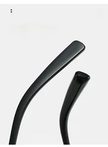 Close-up of sleek black curved mirror legs for a comfortable and secure ergonomic fit