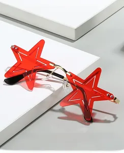 Gros plan de lunettes de soleil sans monture en forme d'étoile avec verres rouges