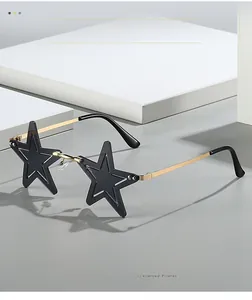 Lunettes de soleil en étoile avec verres noirs et branches dorées sur socle blanc