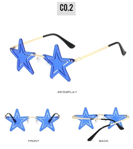 Trois vues de lunettes de fête avec verres bleus en étoile et monture en métal doré