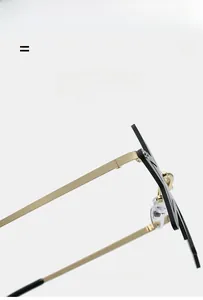 Détails des branches en métal doré et plaquettes noires sur lunettes de soleil étoile