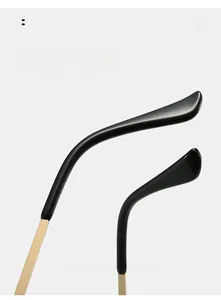 Détail des branches de lunettes en métal doré courbé avec embouts noirs confortables