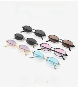 Détail de lunettes de soleil ovales en métal doré, argenté et noir avec verres colorés