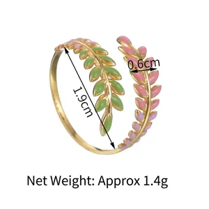 Bague ouverte feuille dorée avec émail rose et vert et dimensions de taille précises