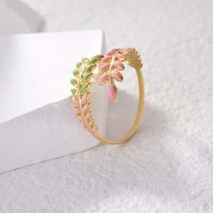 Bague ouverte en acier inoxydable doré avec accents de feuilles en émail rose et vert
