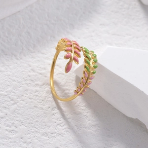 Bague ouverte ajustable en acier inoxydable doré avec feuilles en émail rose et vert