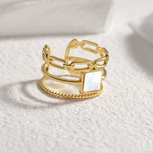 Anello aperto dorato a più strati con design a catena, inserto quadrato e sfere