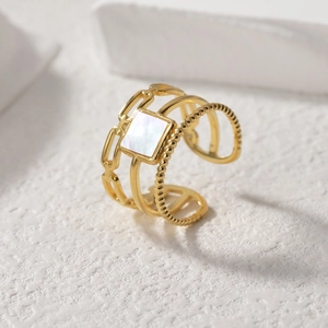 Anello multistrato irregolare dorato con intarsio in madreperla bianca quadrata da donna