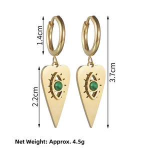 Vue détaillée des boucles d'oreilles cœur œil maléfique doré avec pierre verte et taille 3,7cm