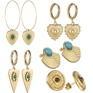 Coffret de 5 paires de boucles d'oreilles dorées avec cœurs, yeux bleus et pierres