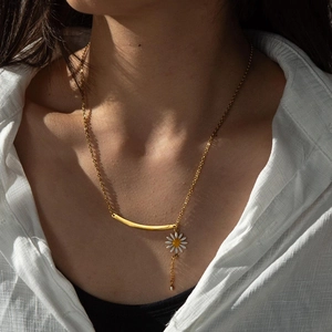 Collier en acier doré avec pendentif marguerite en émail et détail de cristal