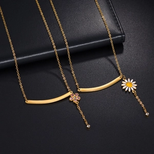 Collier à pendentif fleur dorée avec cristaux et pampilles sur fond sombre élégant