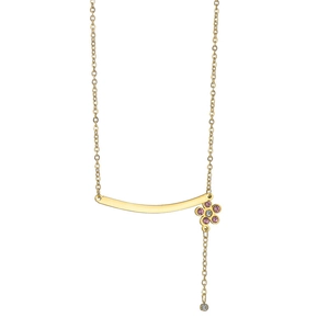 Détail du collier doré avec pendentif fleur rose et diamant asymétrique suspendu