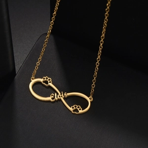 Collana infinito personalizzata in oro con impronte di zampe e ciondolo con nome Elvis