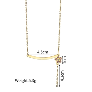 Collier en acier doré avec fleur, cristaux roses et pendentif gland avec mesures