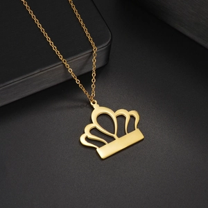 Pendentif couronne dorée polie sur un présentoir noir élégant pour femme