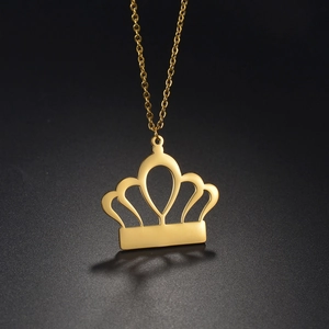 Collier avec pendentif couronne en acier inoxydable plaqué or 18K sur fond sombre
