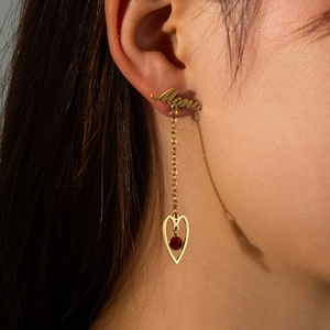Boucles d'oreilles Mom dorées avec pendentif cœur et gemme rouge sur mannequin
