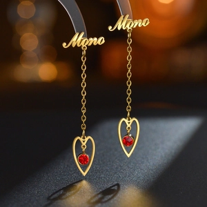 Boucles d'oreilles Mono à pampilles dorées avec cœur évidé et pierre précieuse rouge